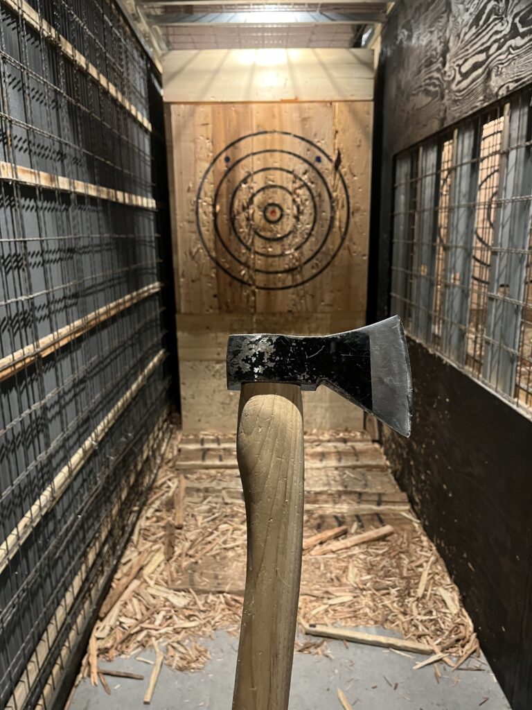 背徳感（斧投げ）と満足感（ストレス発散）